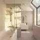 Badezimmeransicht mit Dusche und Badewanne. Ideal Standard Armatur für die Dusche ist sichtbar, modernes Design, helle Farbtöne und Tageslicht durch große Fenster.